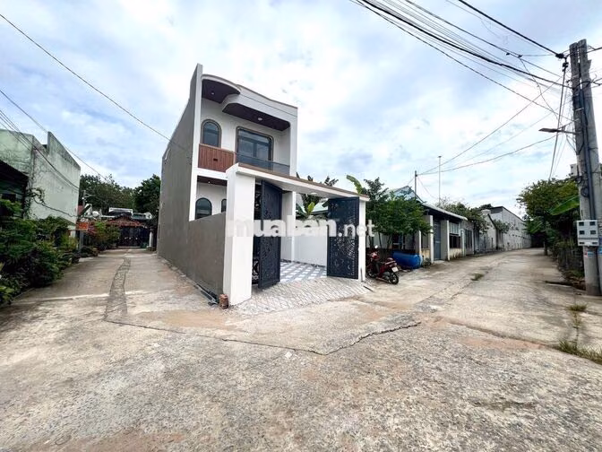 KẸT TIỀN BÁN NHÀ 2MT NGAY GẦN KDC BỬU LONG TRẢ TRƯỚC 650TRIỆU SANG TÊN