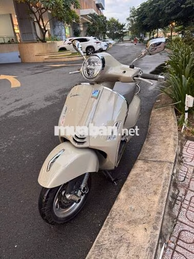 Piaggio Vespa GTS 150 2025 màu Be 1.095 km