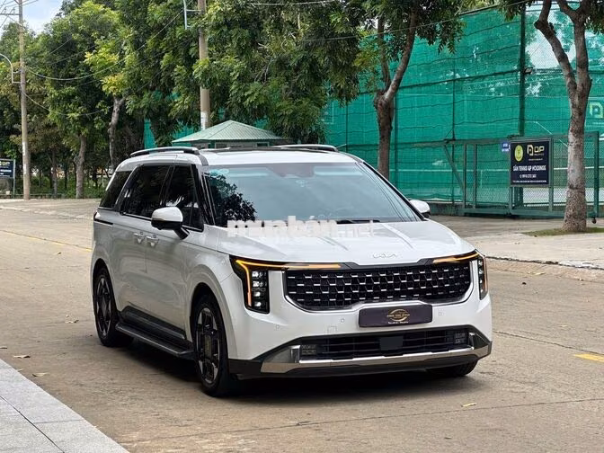 Kia Carnival Signature 2025 Dầu 18.000 km Trắng