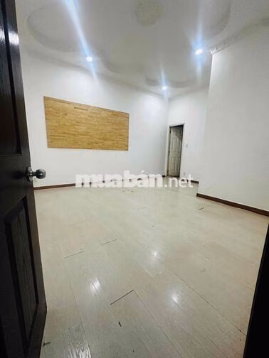 Cho thuê lầu 120m2 trong nhà hẻm xe hơi Nguyễn Trãi Q1