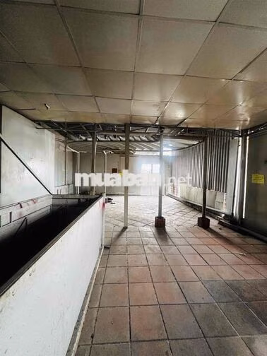 Cho thuê lầu 120m2 trong nhà hẻm xe hơi Nguyễn Trãi Q1