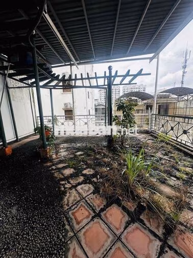 Cho thuê lầu 120m2 trong nhà hẻm xe hơi Nguyễn Trãi Q1