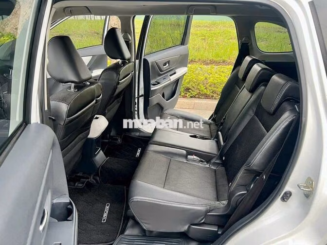 Toyota Veloz Cross TOP Trắng 7 chỗ
