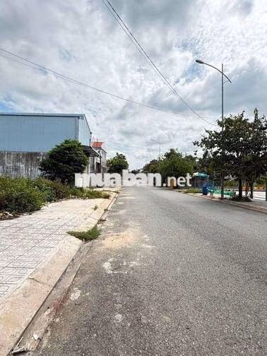 Cho thuê nhà 162m2 ngang 6 KDC Hố Lang