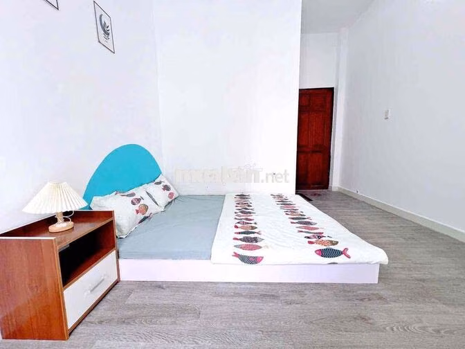PHÒNG CỬA SỔ BAN CÔNG NGAY NGUYÊN THỊ THẬP