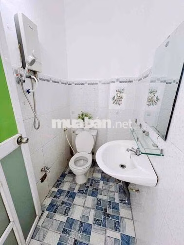 PHÒNG CỬA SỔ BAN CÔNG NGAY NGUYÊN THỊ THẬP