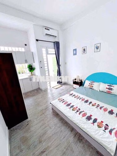 PHÒNG CỬA SỔ BAN CÔNG NGAY NGUYÊN THỊ THẬP
