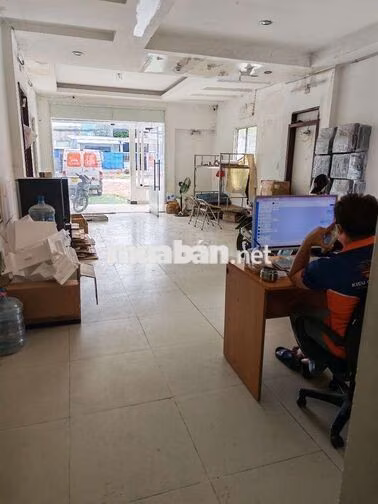 thuê nhà mặt tiền đường có sân để xe