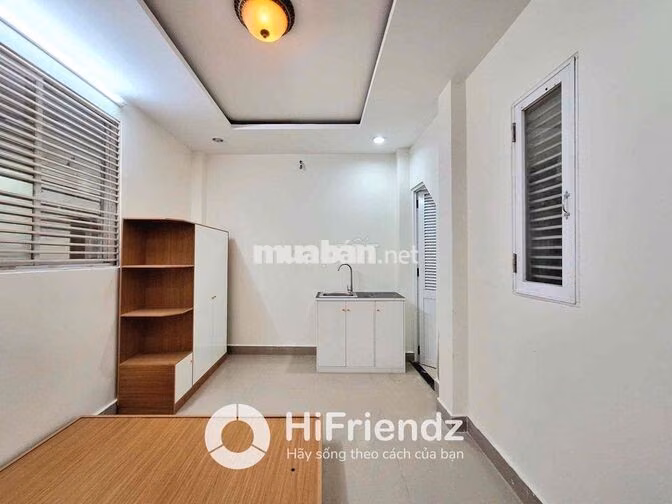 STUDIO CỬA SỔ TRỜI FULL NỘI THẤT ĐI BỘ QUA ĐH VĂN HIẾN CHO TSV 2K8