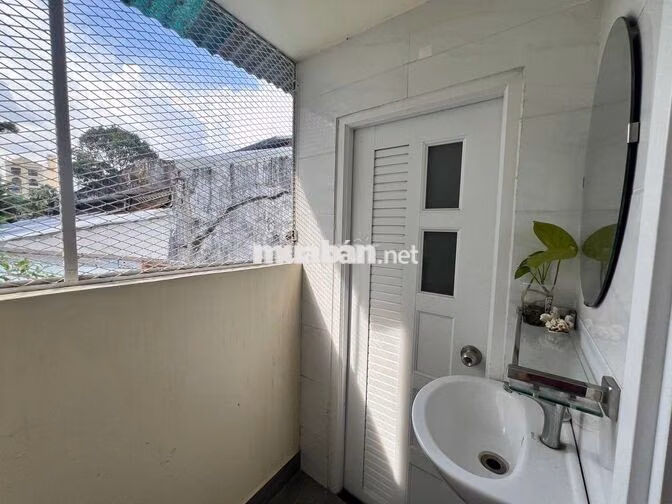 Nhà suốt nguyên căn tại hẻm xe hơi Nguyễn Khắc Nhu Q1 