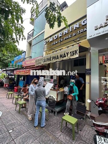 Nhân viên bán CF take away Q3