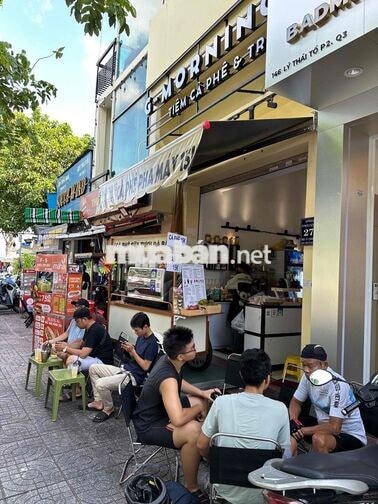Nhân viên bán CF take away Q3