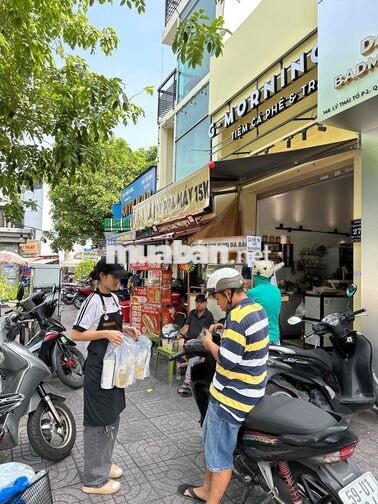 Nhân viên bán CF take away Q3