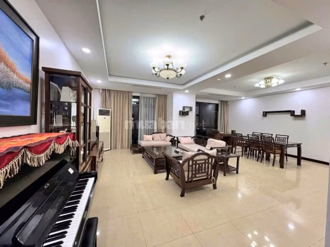 Cho thuê căn Góc 181m ở Royal City