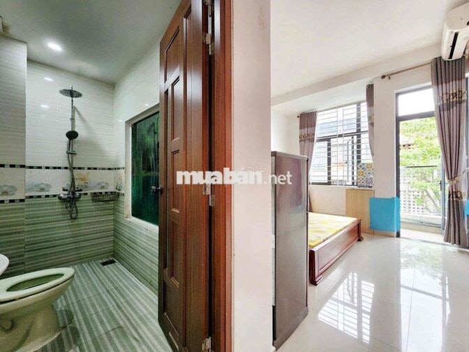 Phòng full nội thất có ban công nằm ngay trung tâm sát bên trường HVHK