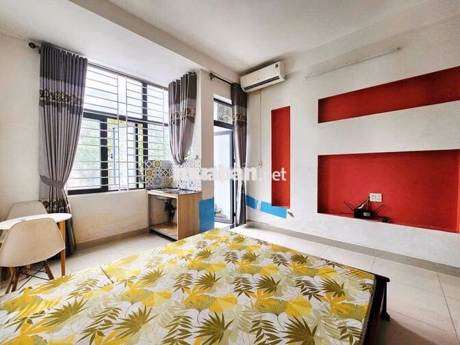 Phòng full nội thất có ban công nằm ngay trung tâm sát bên trường HVHK