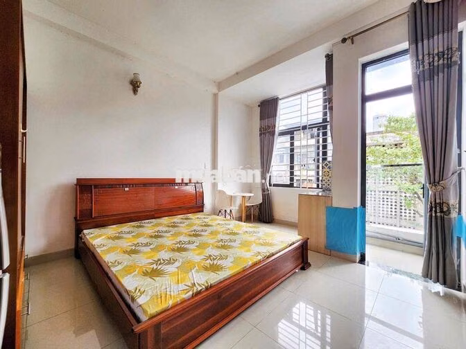Phòng full nội thất có ban công nằm ngay trung tâm sát bên trường HVHK