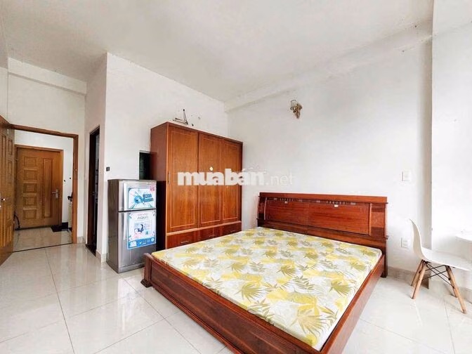 Phòng full nội thất có ban công nằm ngay trung tâm sát bên trường HVHK