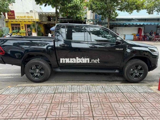 Toyota Hilux 2025 1 cầu Số tự động Đen