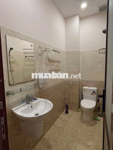CHO THUÊ NHÀ NGUYÊN CĂN TX24. 1 TRỆT 2 LẦU, DT 4×15 CÓ 3PN. HẺM XE HƠI
