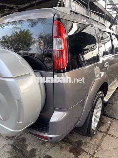Ford Everest 7 chỗ màu Xám