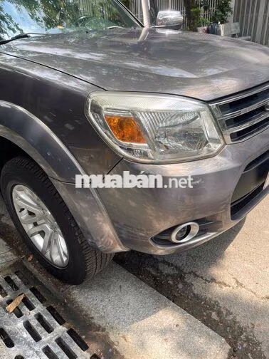 Ford Everest 7 chỗ màu Xám