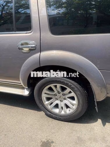 Ford Everest 7 chỗ màu Xám