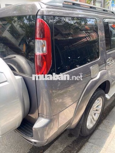 Ford Everest 7 chỗ màu Xám