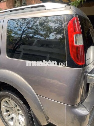 Ford Everest 7 chỗ màu Xám