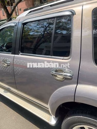 Ford Everest 7 chỗ màu Xám