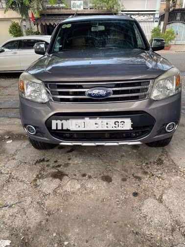Ford Everest 7 chỗ màu Xám