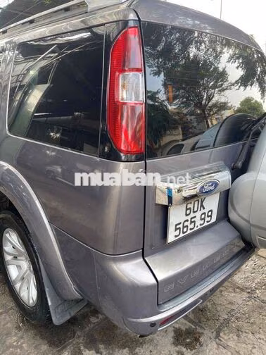 Ford Everest 7 chỗ màu Xám