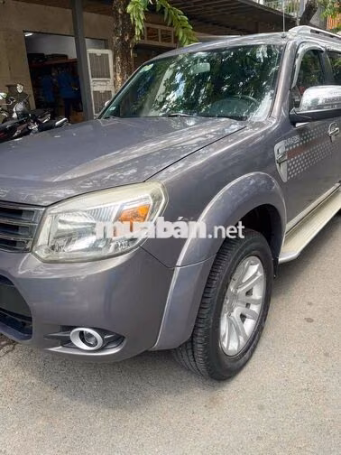 Ford Everest 7 chỗ màu Xám