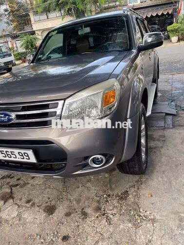Ford Everest 7 chỗ màu Xám