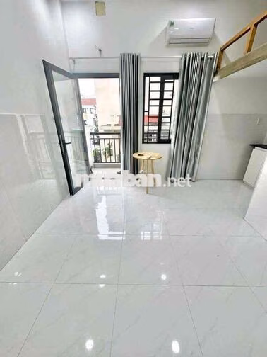 Trống sẵn căn hộ ban công 35m2 ngay Dương Quảng Hàm gần Văn Lang Cs3