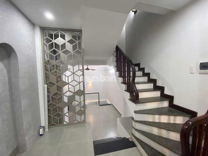 Nhà riêng khu phân lô đền lừ dt45m2x5t giá 17tr