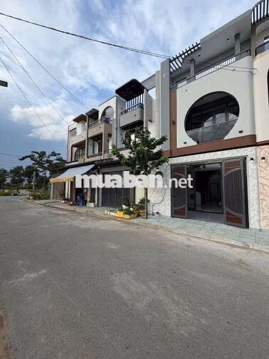 NHÀ 2 TẦNG MẶT TIỀN ĐẦU KHU DÂN CƯ LONG HOÀ 