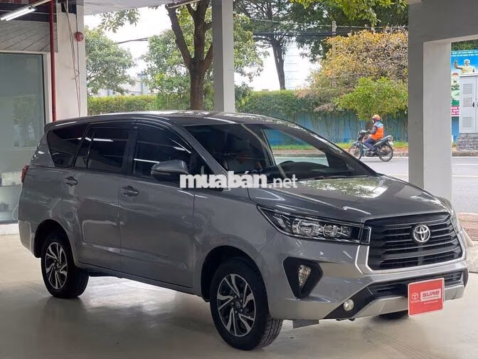 Toyota Innova 2.0E 2021 Số sàn Bạc