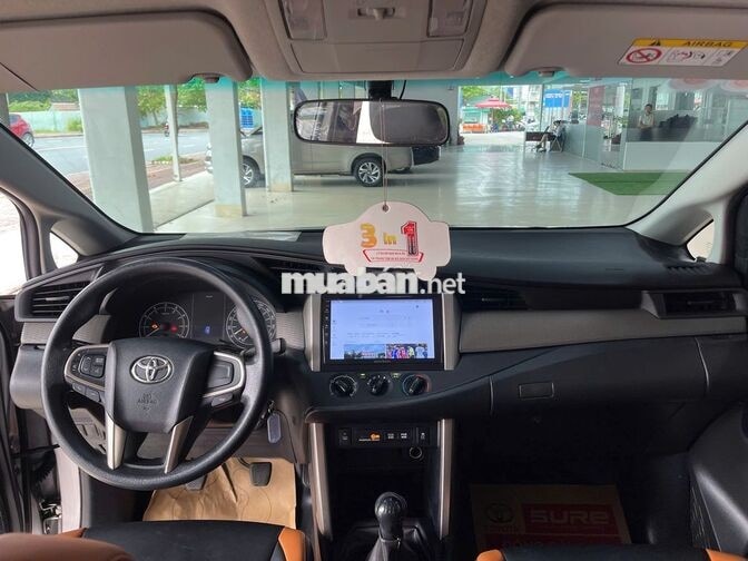 Toyota Innova 2.0E 2021 Số sàn Bạc
