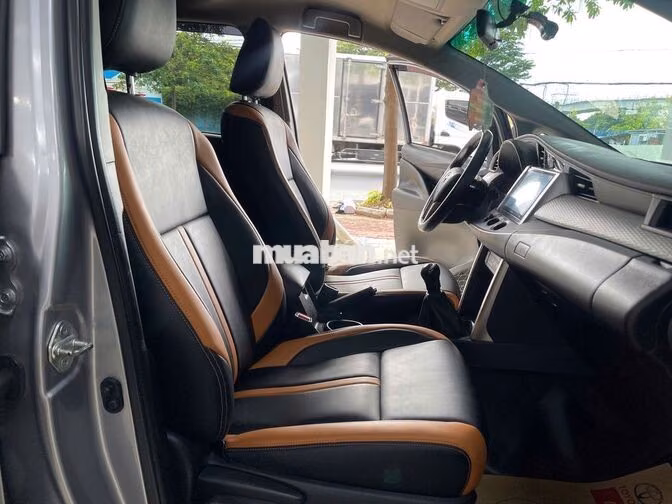 Toyota Innova 2.0E 2021 Số sàn Bạc