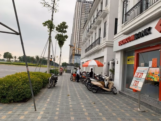 Bán shophouse Embassy Garden mặt đường 60m