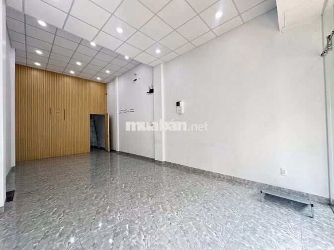 24Tr Phan Văn Trị 4x18m Trống Suốt Cho Quán Ăn Có Sân Đậu Xe 10 xe