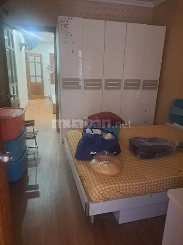 Nhà tập thể ngõ 120 Hoàng Quốc Viêt, dt 80m2 gồm 2 ngủ, 1 khách, 1 bếp