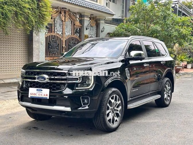 Ford Everest Titanium 4x2 2025 Đen 23.000km