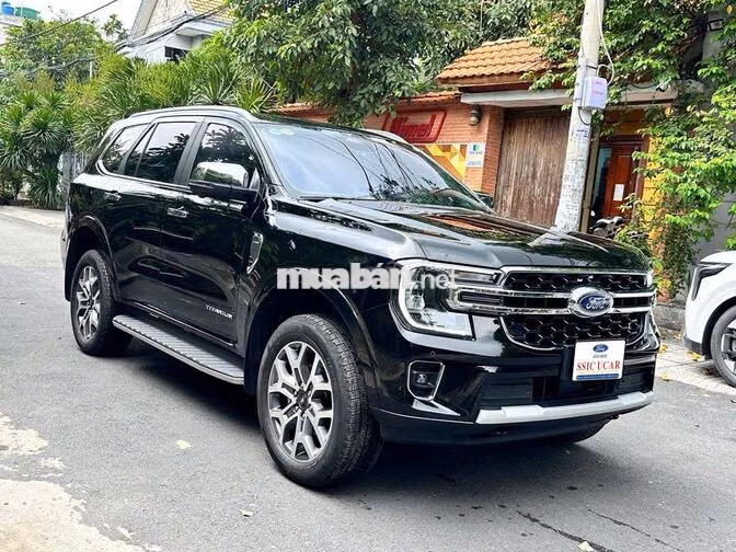 Ford Everest Titanium 4x2 2025 Đen 23.000km