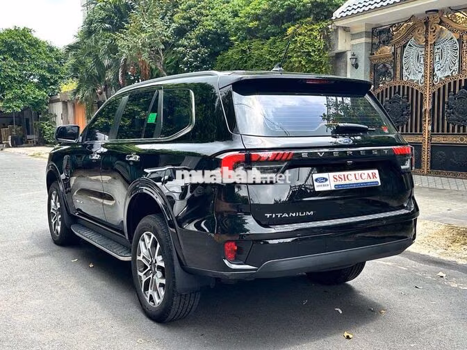 Ford Everest Titanium 4x2 2025 Đen 23.000km
