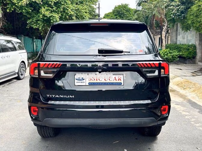Ford Everest Titanium 4x2 2025 Đen 23.000km
