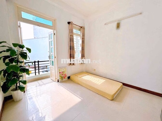 STUDIO BAN CÔNG ĐÓN NẮNG SIÊU XINH GẦN UFM