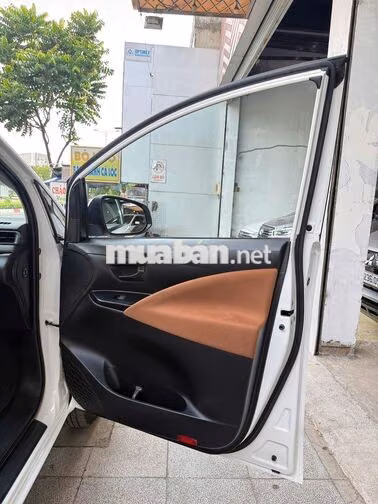 Toyota Innova 2.0E Số sàn - Màu trắng - 62000Km