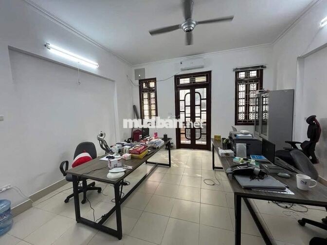 Cho thuê nhà ngõ 68 Trung Kính, Dt 60m x 4 tầng ô tô đỗ cửa